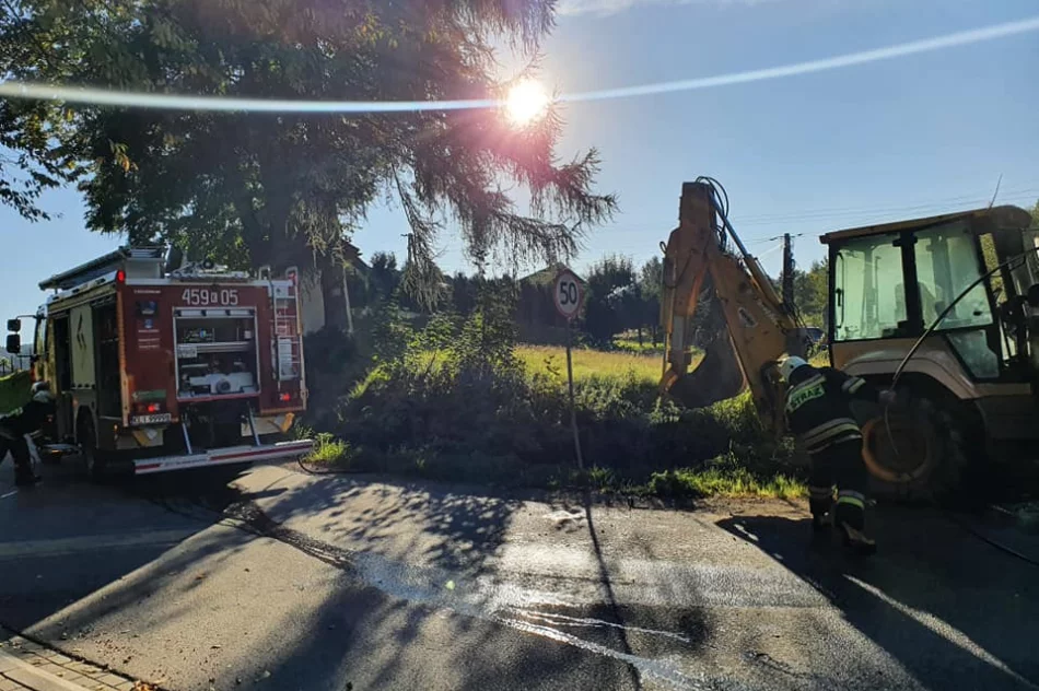 Zapaliła się koparko-ładowarka. Pożar ugasili strażacy - zdjęcie 6