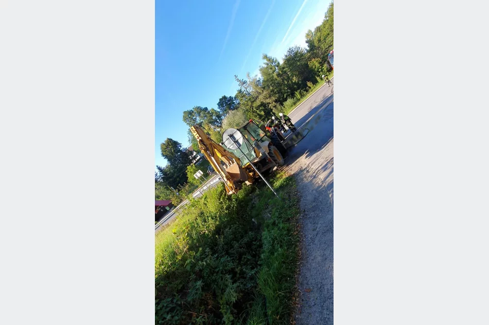 Zapaliła się koparko-ładowarka. Pożar ugasili strażacy - zdjęcie 7