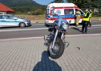 Motocyklista najechał na tył samochodu osobowego - zdjęcie główne