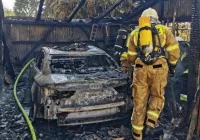 Spłonął garaż i samochód, zagrożony ogniem był budynek mieszkalny - zdjęcie główne