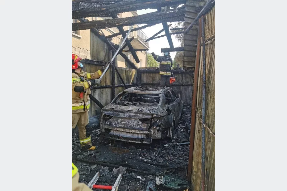Spłonął garaż i samochód, zagrożony ogniem był budynek mieszkalny - zdjęcie 2