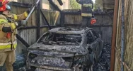 Spłonął garaż i samochód, zagrożony ogniem był budynek mieszkalny - zdjęcie 2