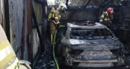 Spłonął garaż i samochód, zagrożony ogniem był budynek mieszkalny - zdjęcie 3