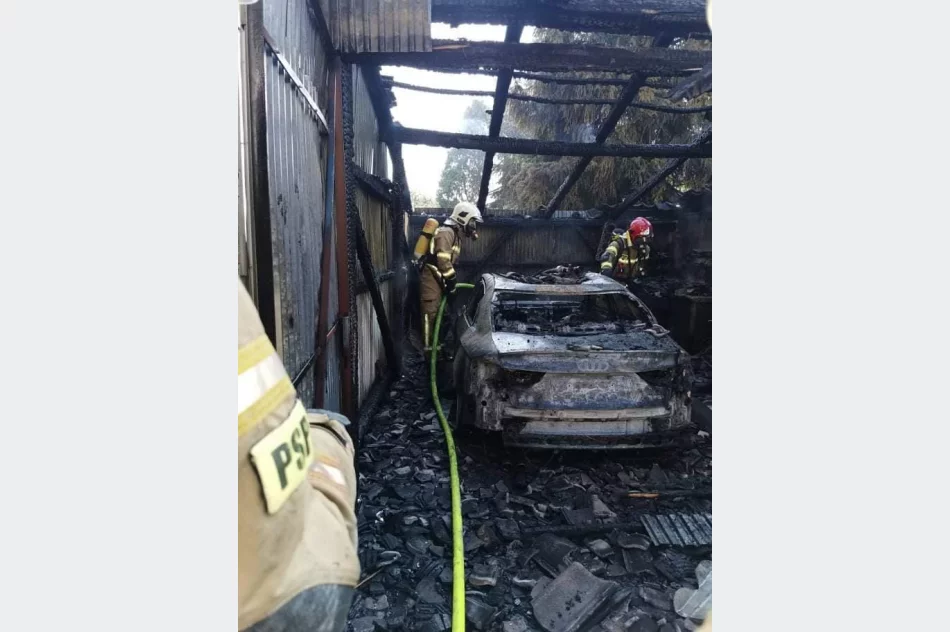 Spłonął garaż i samochód, zagrożony ogniem był budynek mieszkalny - zdjęcie 3