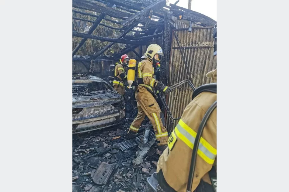 Spłonął garaż i samochód, zagrożony ogniem był budynek mieszkalny - zdjęcie 4