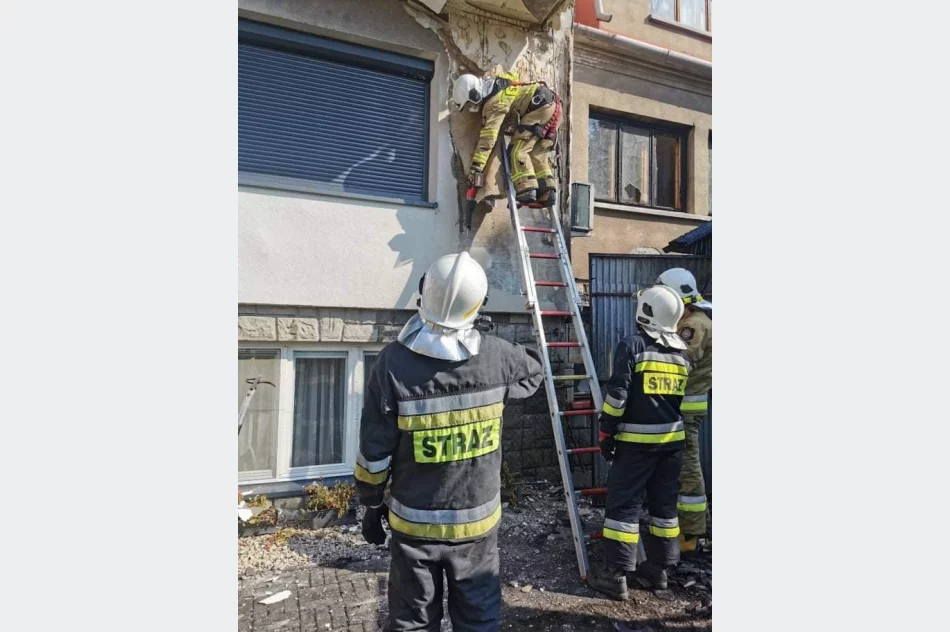 Spłonął garaż i samochód, zagrożony ogniem był budynek mieszkalny - zdjęcie 5