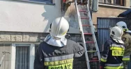 Spłonął garaż i samochód, zagrożony ogniem był budynek mieszkalny - zdjęcie 5