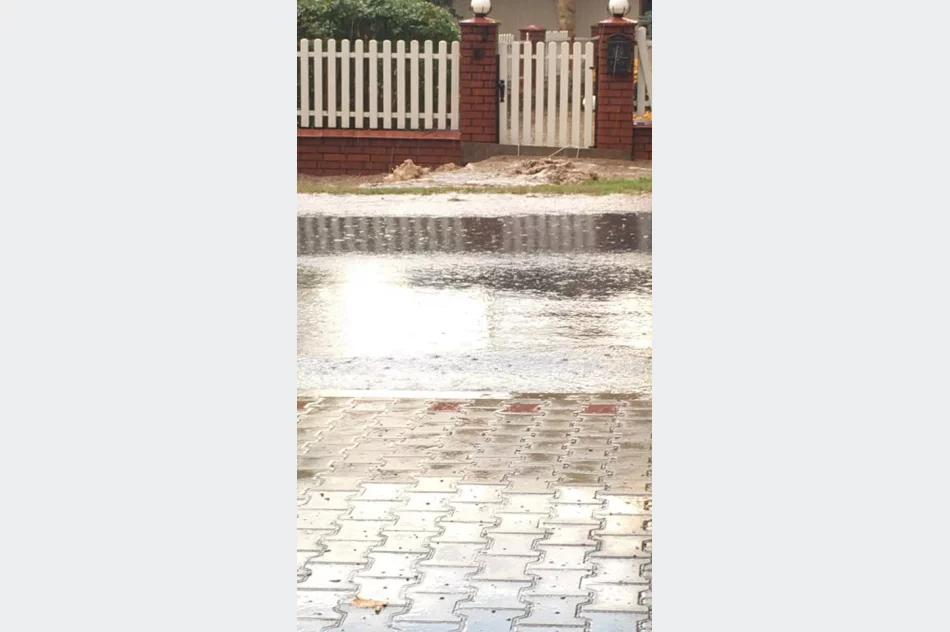 Droga zmieniła się w rwącą rzekę - intensywne opady deszczu - zdjęcie 2