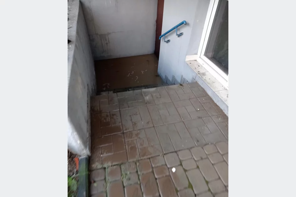 Droga zmieniła się w rwącą rzekę - intensywne opady deszczu - zdjęcie 3