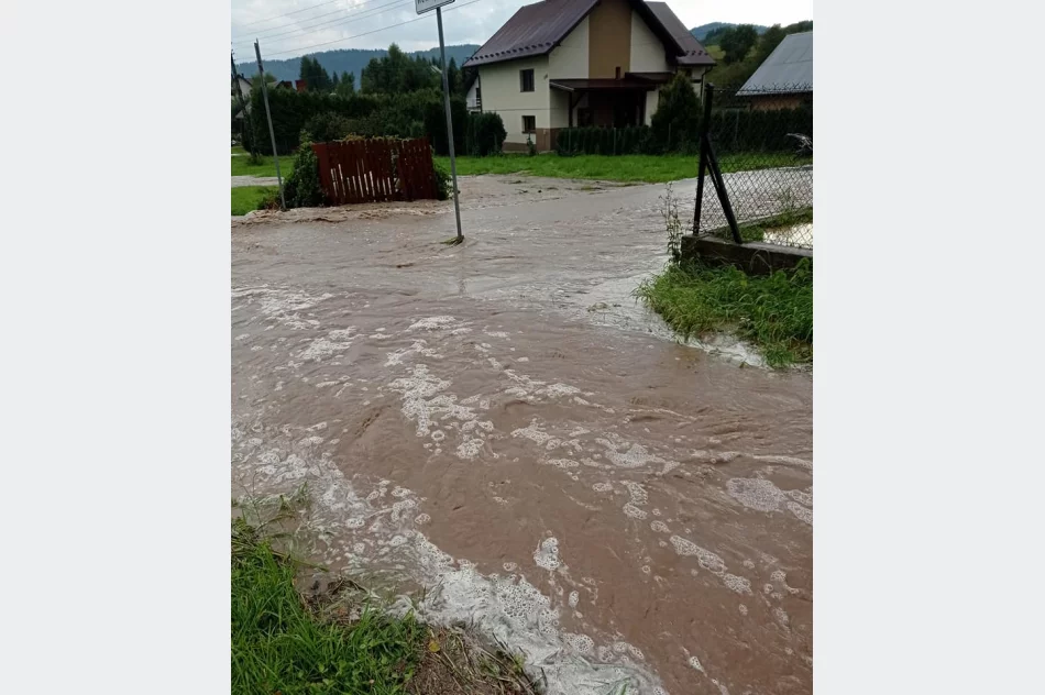 Droga zmieniła się w rwącą rzekę - intensywne opady deszczu - zdjęcie 5