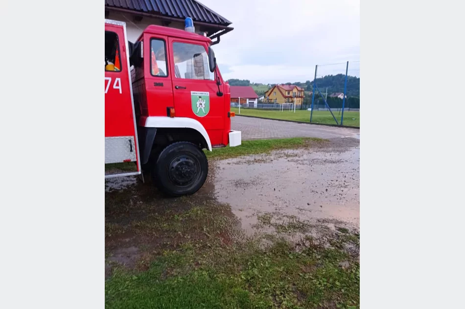 Droga zmieniła się w rwącą rzekę - intensywne opady deszczu - zdjęcie 6