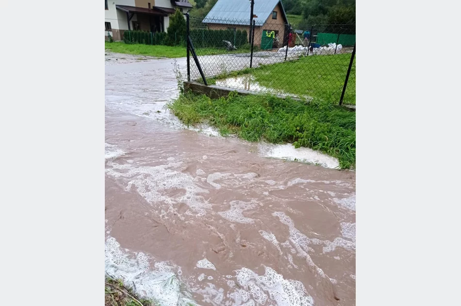 Droga zmieniła się w rwącą rzekę - intensywne opady deszczu - zdjęcie 8
