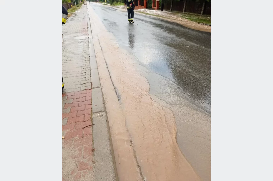 Droga zmieniła się w rwącą rzekę - intensywne opady deszczu - zdjęcie 10