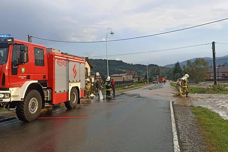 Droga zmieniła się w rwącą rzekę - intensywne opady deszczu - zdjęcie 11
