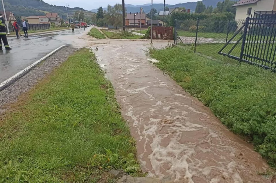 Droga zmieniła się w rwącą rzekę - intensywne opady deszczu - zdjęcie 12