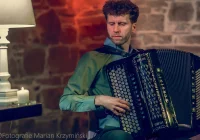 Tomasz Drabina. INSPIRACJE. Muzyczny Folwark Stara Winiarnia zaprasza do Mszany Dolnej na akordeonowy występ Artysty w piątek, 17 września - zdjęcie główne