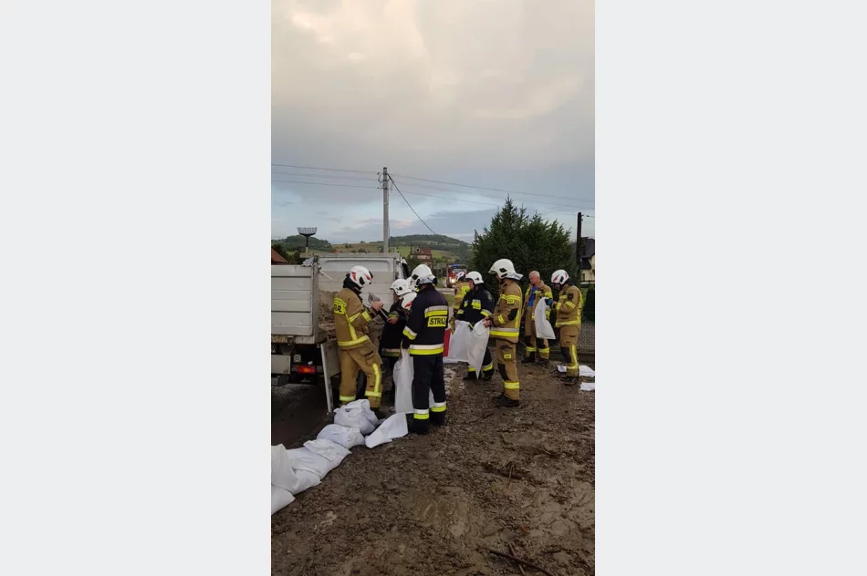 Odwodnienie drogi nie jest wystarczające - na szczęście, nie doszło do większych strat - zdjęcie 2