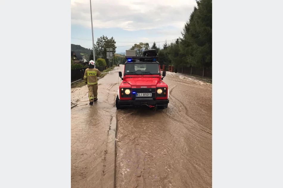 Odwodnienie drogi nie jest wystarczające - na szczęście, nie doszło do większych strat - zdjęcie 5