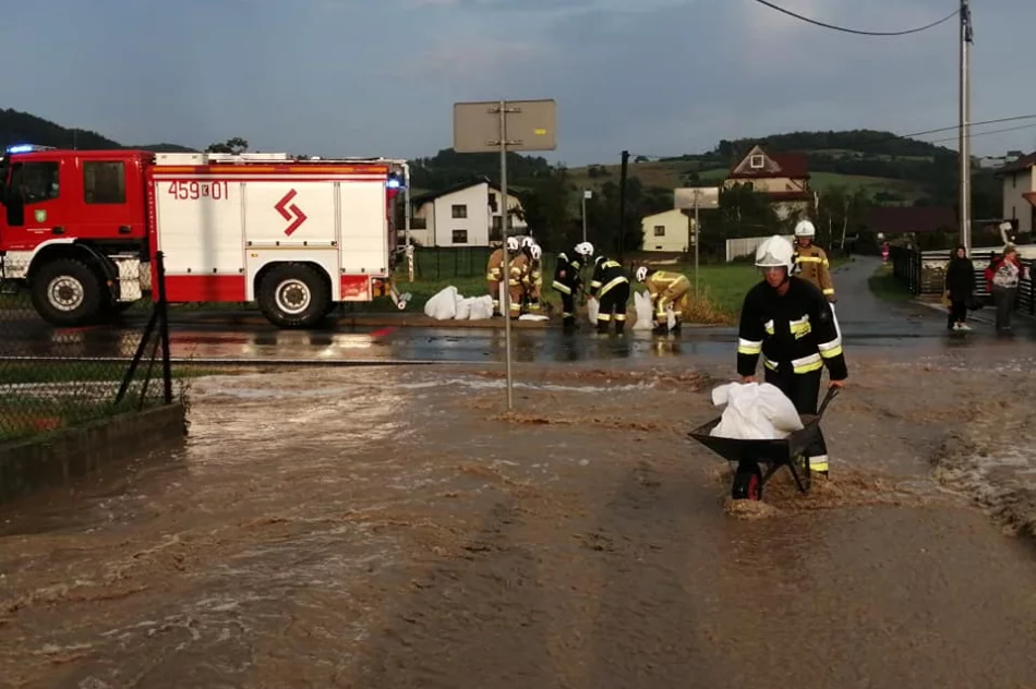 Odwodnienie drogi nie jest wystarczające - na szczęście, nie doszło do większych strat - zdjęcie 6