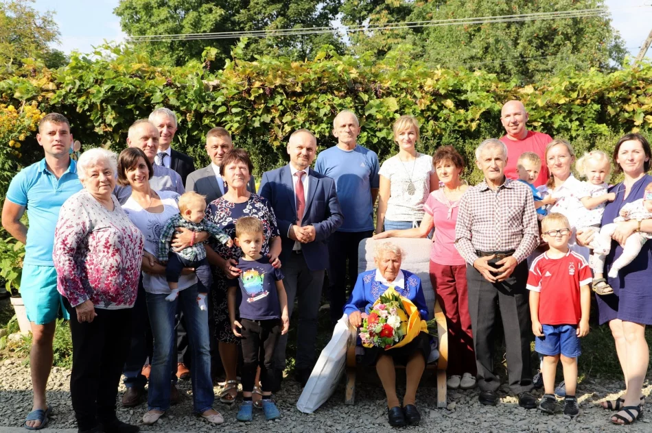 Pani Maria obchodziła 100. urodziny. Doczekała się 25 wnuków i... 62 prawnuków! - zdjęcie 5