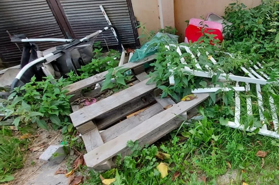 Wysypisko śmieci przy kontenerach na używaną odzież - zdjęcie 2