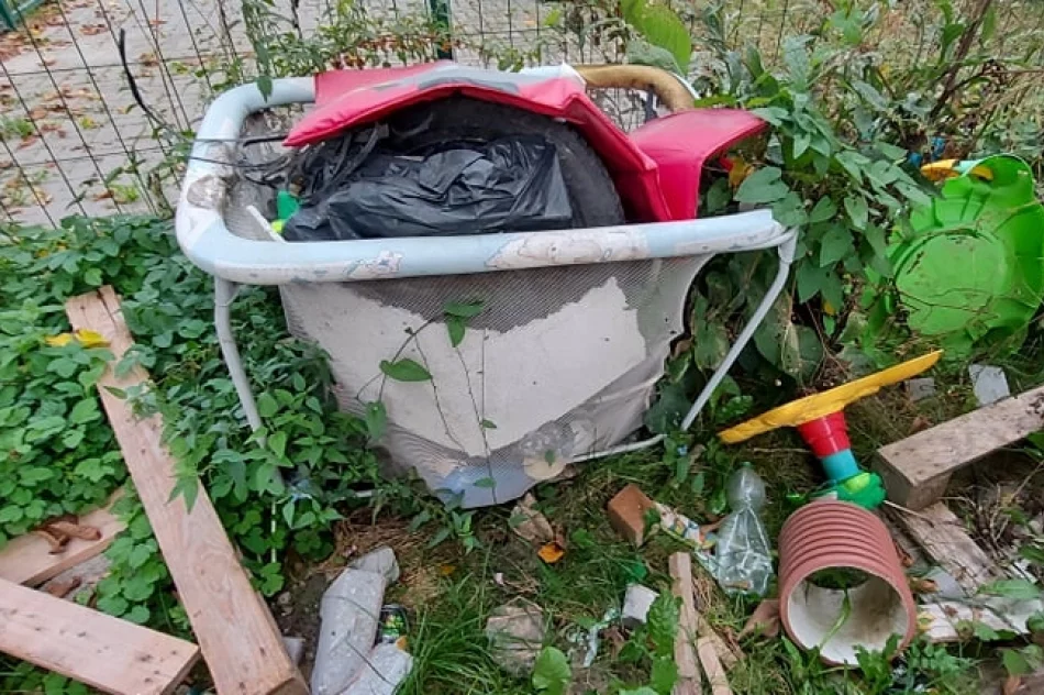 Wysypisko śmieci przy kontenerach na używaną odzież - zdjęcie 3