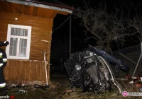 Ford wypadł z drogi i uderzył w dom - zdjęcie główne