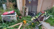 Wysypisko śmieci przy kontenerach na używaną odzież - zdjęcie 4