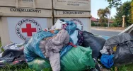 Wysypisko śmieci przy kontenerach na używaną odzież - zdjęcie 5