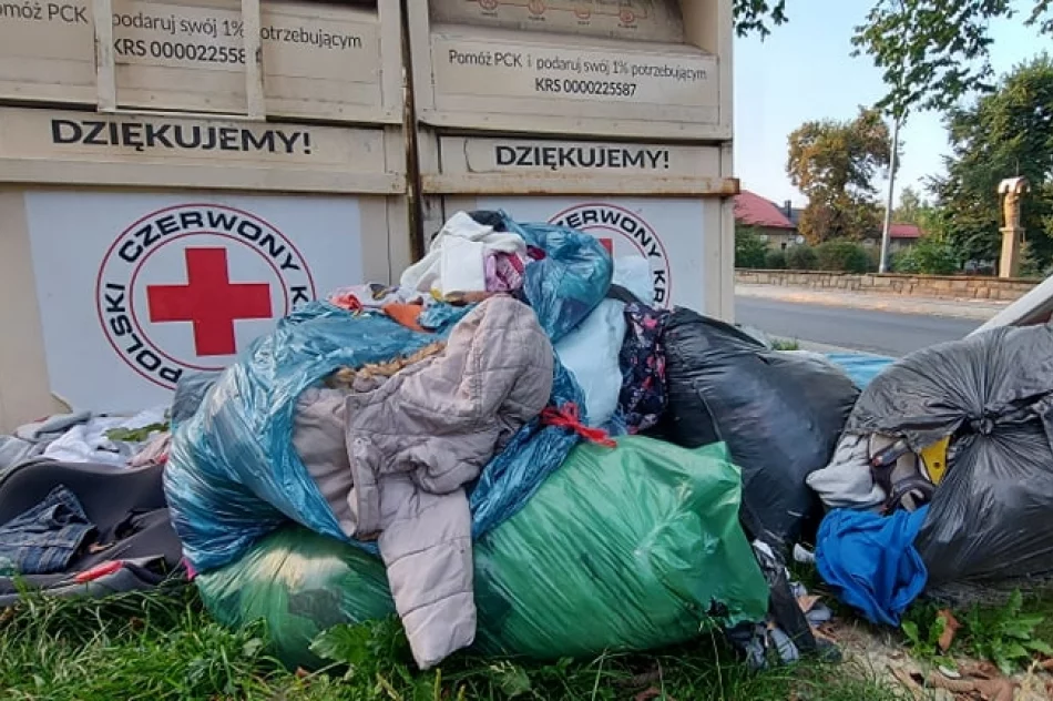 Wysypisko śmieci przy kontenerach na używaną odzież - zdjęcie 5