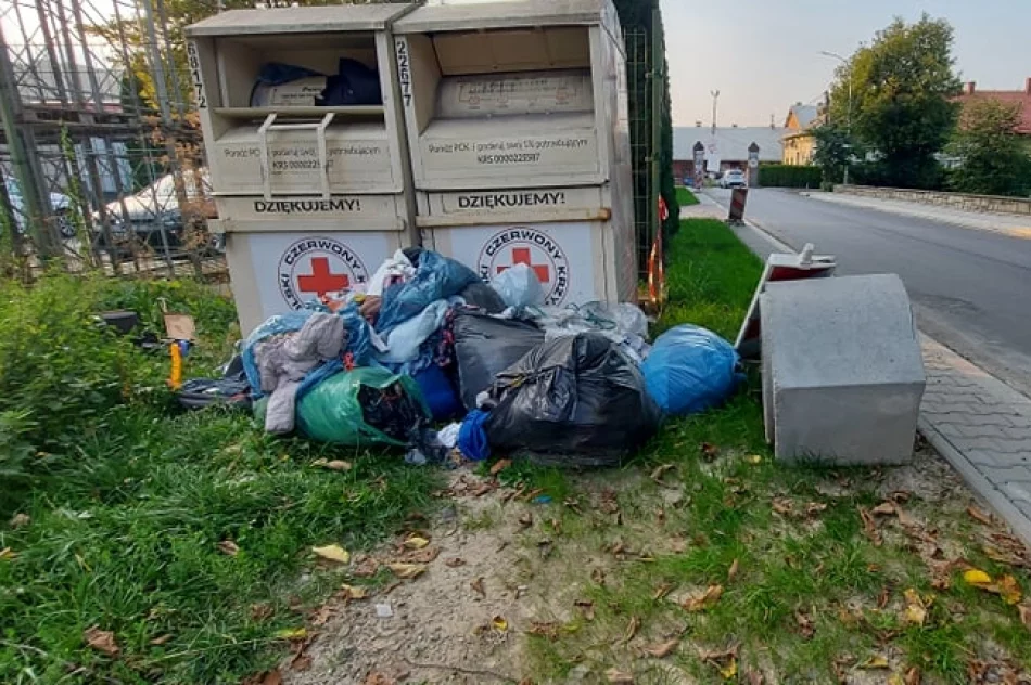 Wysypisko śmieci przy kontenerach na używaną odzież - zdjęcie 7