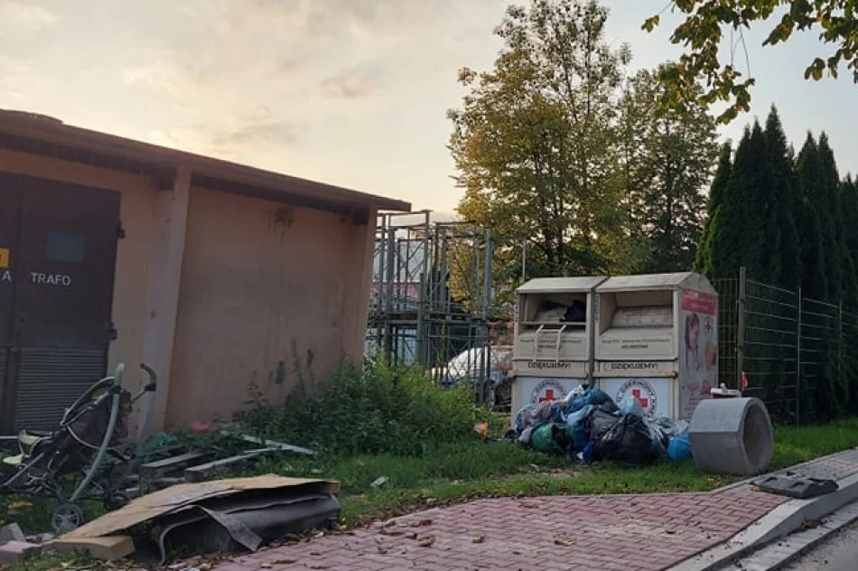 Wysypisko śmieci przy kontenerach na używaną odzież - zdjęcie 8