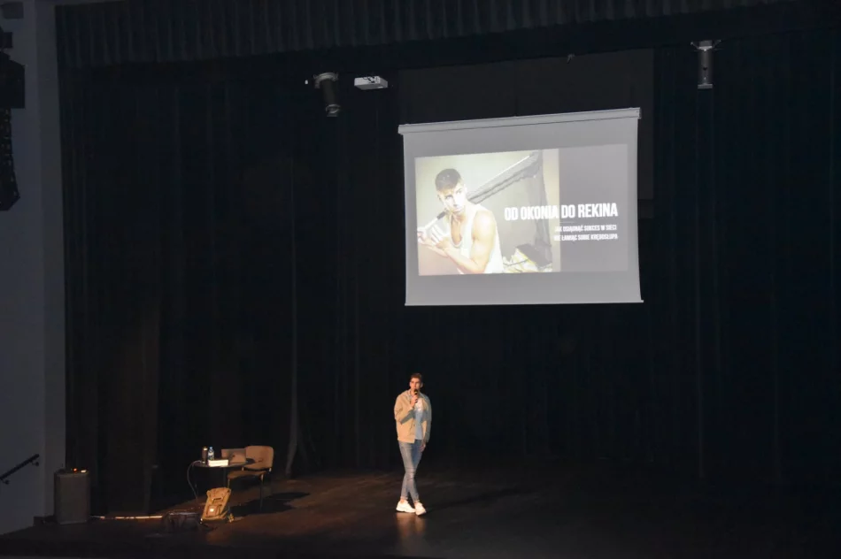 Młodzież spotkała się z youtuberem - zdjęcie 3