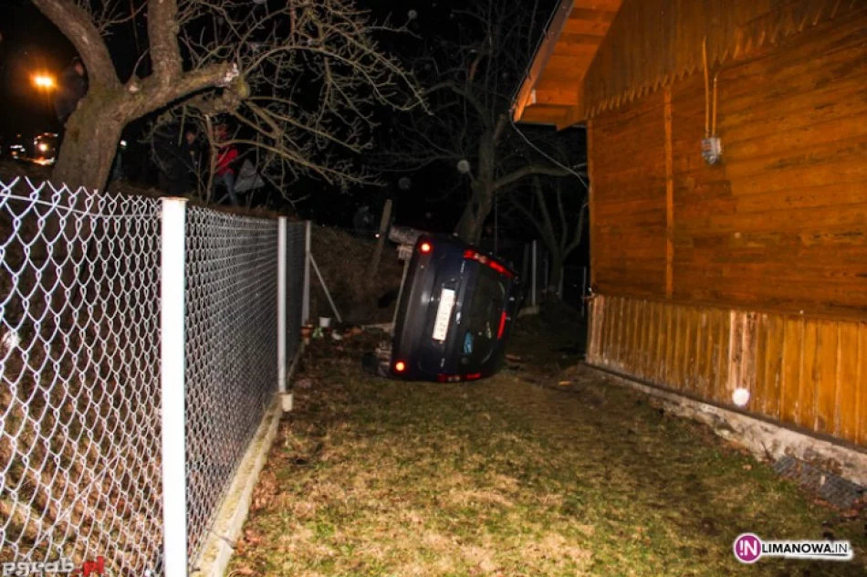 Ford wypadł z drogi i uderzył w dom - zdjęcie 3