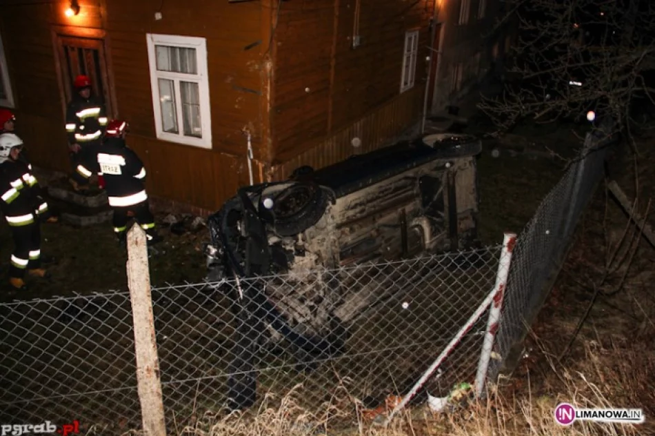 Ford wypadł z drogi i uderzył w dom - zdjęcie 4