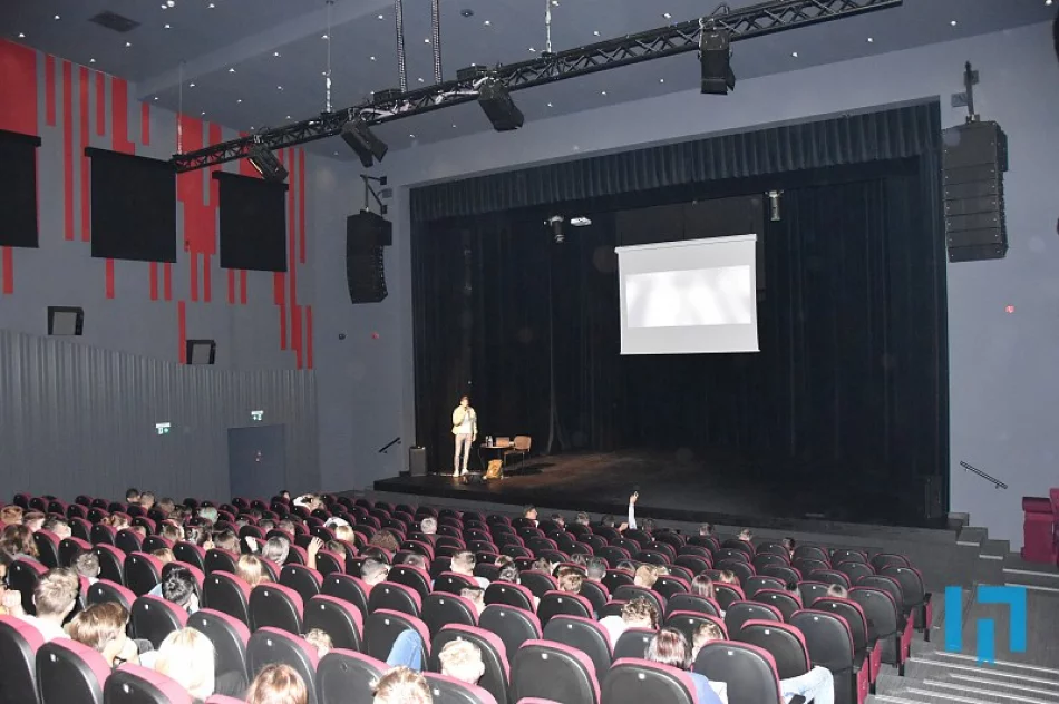 Oko w oko w Okoniem, a właściwie Marcinem Okoniewskim w bibliotece - zdjęcie 3