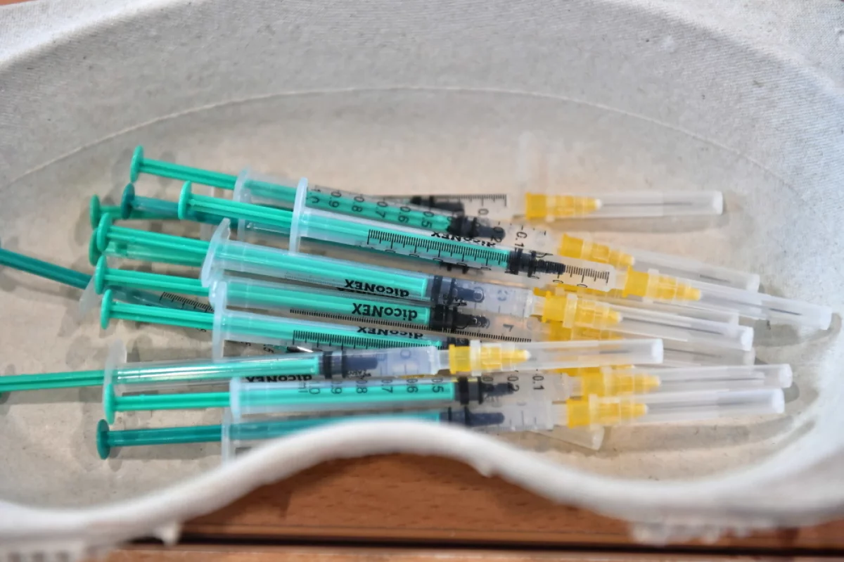 Rada Medyczna rekomenduje trzecią dawkę szczepionki seniorom i medykom