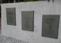 Alianckie zrzuty upamiętniono obeliskiem. Jutro jego oficjalne odsłonięcie - zdjęcie główne