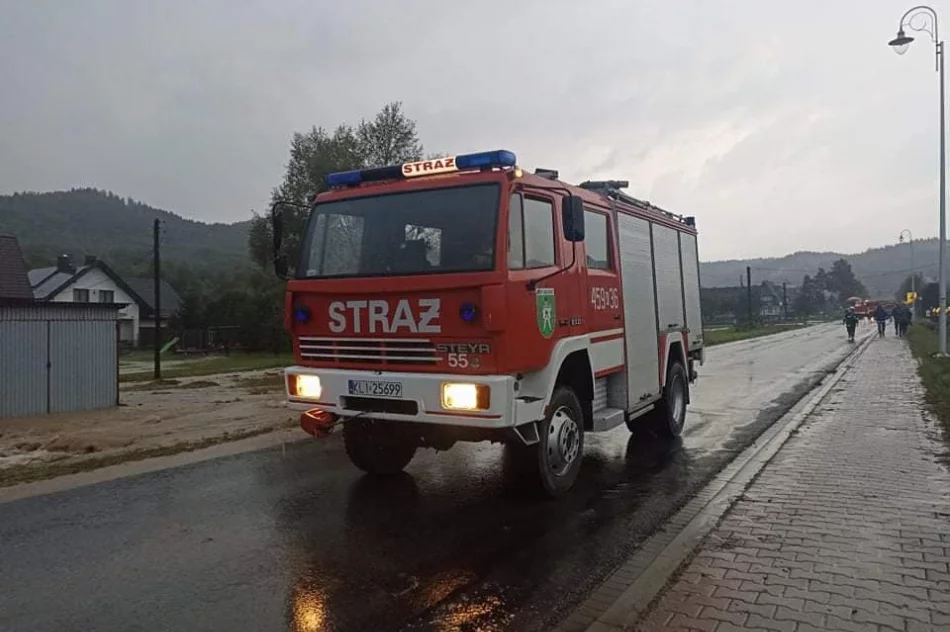 "Armagedon. Powtórka z niedzieli". Po intensywnej burzy woda znów wylała na drogę - zdjęcie 2