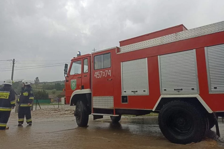 "Armagedon. Powtórka z niedzieli". Po intensywnej burzy woda znów wylała na drogę - zdjęcie 4