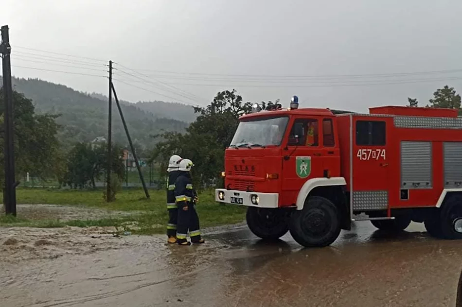 "Armagedon. Powtórka z niedzieli". Po intensywnej burzy woda znów wylała na drogę - zdjęcie 6