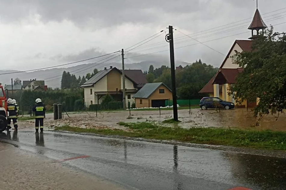 "Armagedon. Powtórka z niedzieli". Po intensywnej burzy woda znów wylała na drogę - zdjęcie 9