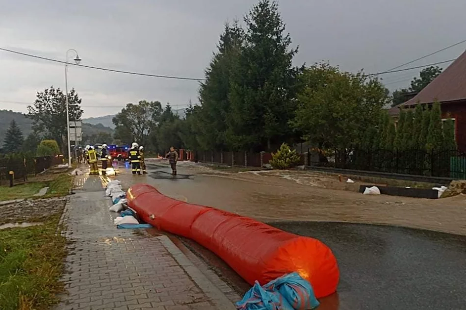 "Armagedon. Powtórka z niedzieli". Po intensywnej burzy woda znów wylała na drogę - zdjęcie 11