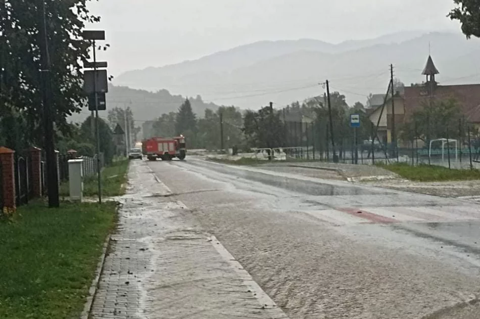 Zalane drogi i posesje, podtopione piwnice. "Było gorzej niż w niedzielę, ściana deszczu spadła na osiedle" - zdjęcie 10
