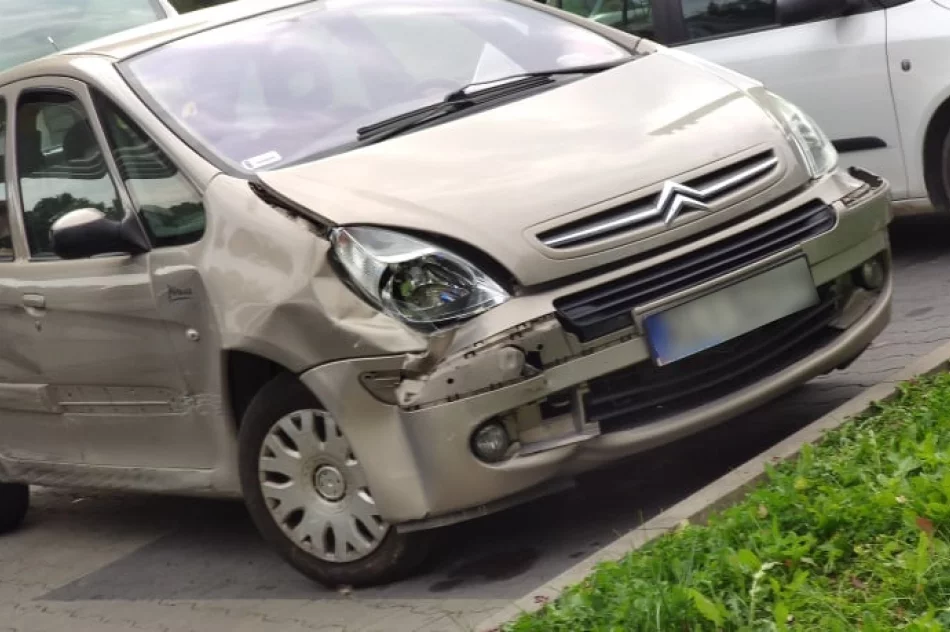 Zderzenie trzech pojazdów na drodze powiatowej - zdjęcie 3