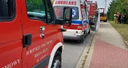 Czołowe zderzenie, jedna osoba trafiła do szpitala - zdjęcie 3