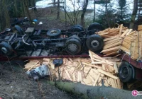 Ciężarówka na dachu, krytyczny stan pasażera - zdjęcie główne