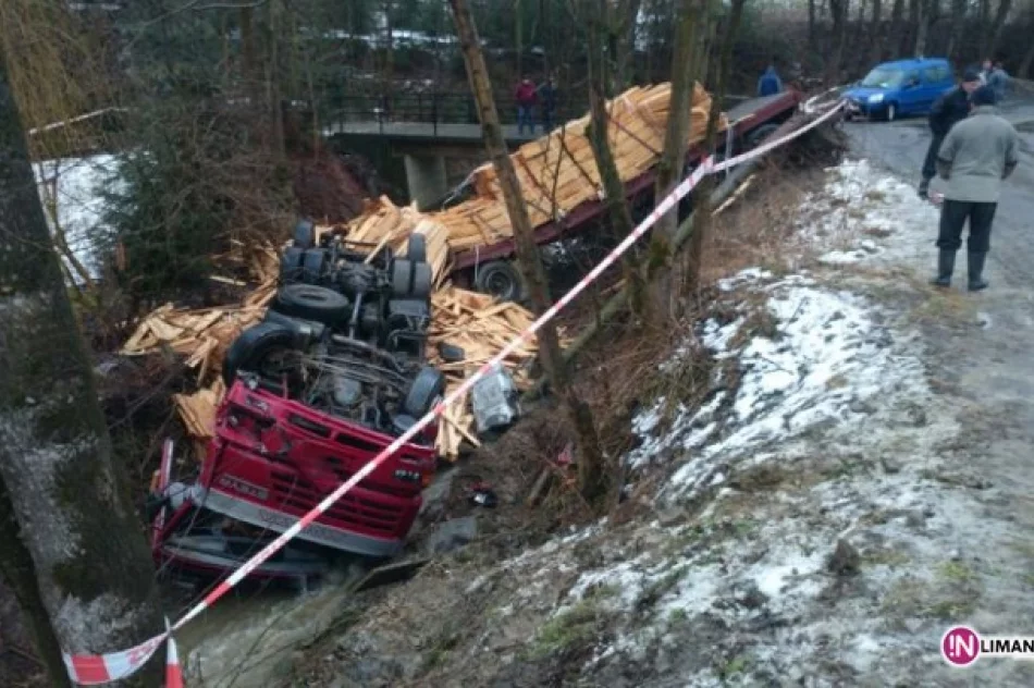 Ciężarówka na dachu, krytyczny stan pasażera - zdjęcie 2