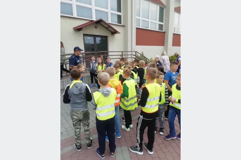 Punkt kontroli kierowców pod szkołą. Za wykroczenie mandat i... sok z cytryny - zdjęcie 3