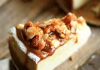 Korzenny sernik z orzechami makadamia - zdjęcie główne